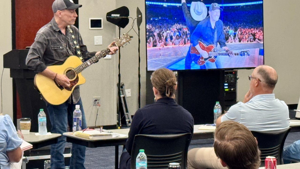 Gordon Kennedy, guitarist for Garth Brooks